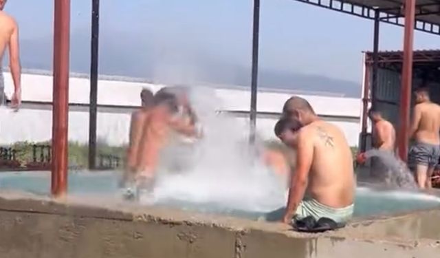 Maydanoz Havuzunda Serinleyen Tarım İşçileri Sıcaktan Kaçtı!