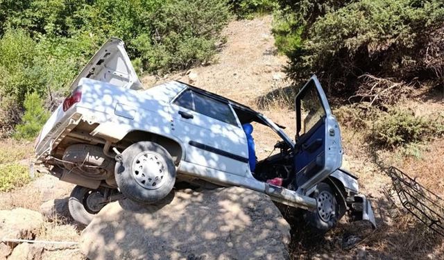 Adana’da Akılalmaz Kaza! Araç Şarampole Uçtu, Kayada Asılı Kaldı