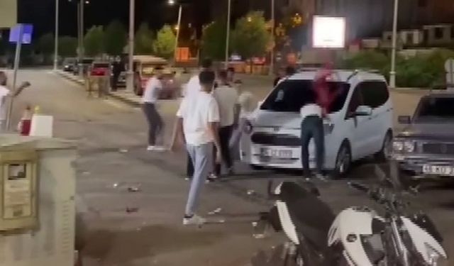 Kıbrıs Meydanı’nda Şok Olay: Taşlı Saldırıya Uğrayan Araçta Korku Dolu Anlar