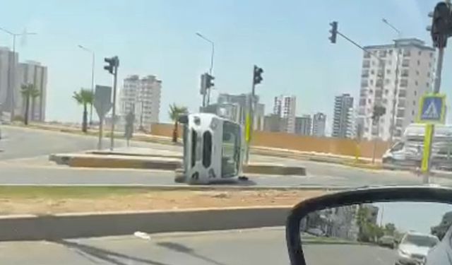 Korkutan Çarpışma! Sarıçam’da Araç Devrildi, Sürücü Ağır Yaralı!