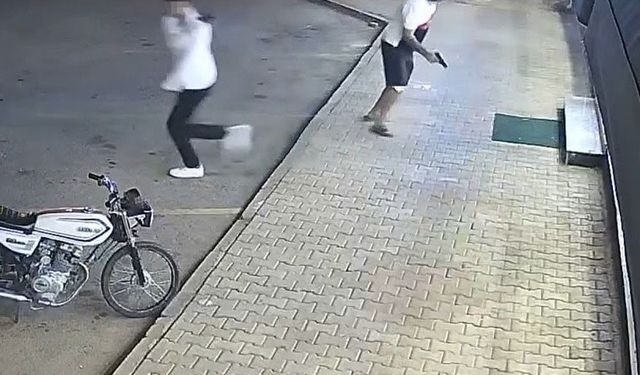 Kozan’da İş Yerine Kurşun Yağdı: Haraç İsteyen Şüpheliler Kamerada!