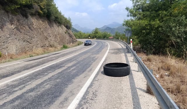 Saniye Saniye Görüntülendi! Adana’da Yolda Kalan Lastiğe Çarpma Anı