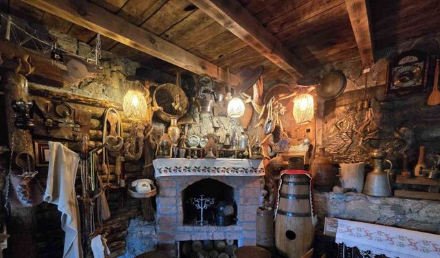 10 Parça İle Başladı, Şimdi 2 Bin 500 Antika Evini Süsüyor!