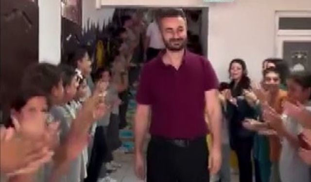 10 Yılın Ardından Unutulmaz An! Öğretmen Koridorda Alkışlarla Yürüdü