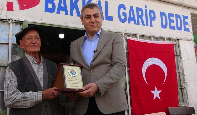 90 Yaşında, 50 Yıldır Bakkal İşletiyor: Harfilli Köyünün “Garip Dedesi”