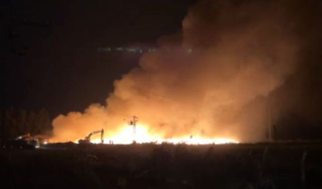 Adana’da 15 Saattir Süren Fabrika Yangını: Alevler Hâlâ Kontrol Altına Alınamadı