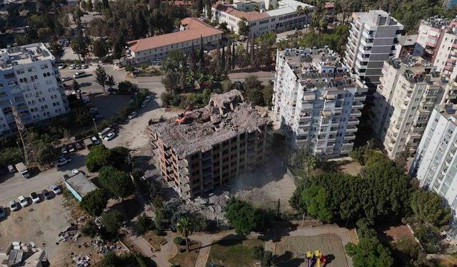 Adana’da 33 Yıldır Tamamlanamayan Bina İş Makinesiyle Yıkılıyor