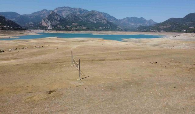 Adana’da Baraj Kurudu! Yerine Voleybol Sahası Kuruldu