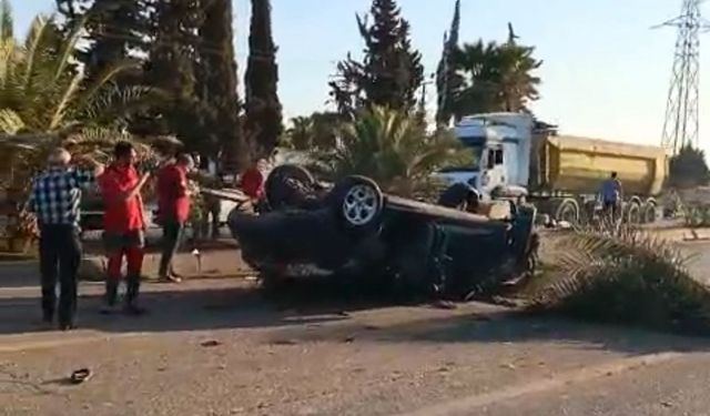 Adana’da Feci Kaza! Otomobil Refüjdeki Direğe Çarpıp Karşı Şeride Geçti