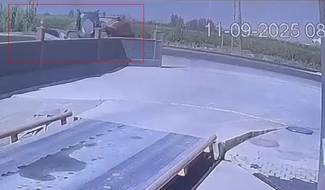 Adana’da Feci Kaza! Traktörle Çarpışan Otomobil Paramparça Oldu