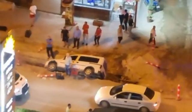 Adana’da Hafif Ticari Araç Kazı Alanına Düştü: 1 Yaralı