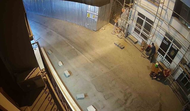 Adana’da Hırsızlık Kamerada: Uyuyan Bekçinin Cep Telefonunu Çaldı