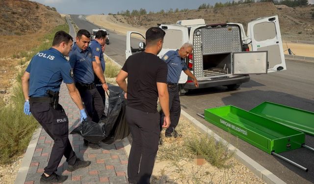 İşe Gidenler Gördüklerine İnanamadı: Yol Kenarında Bir Erkek Cesedi!