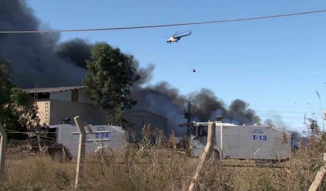 Adana’daki Geri Dönüşüm Fabrikası Saatlerdir Yanıyor!