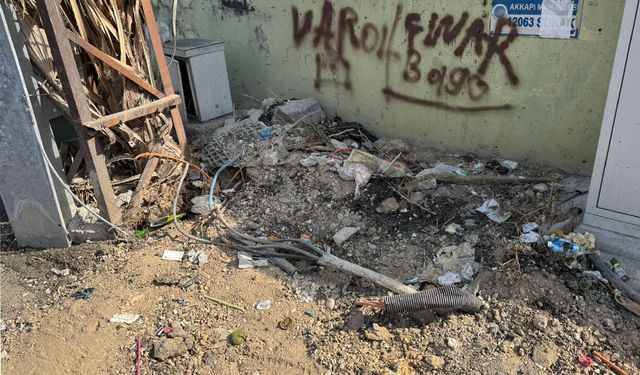 Adana’nın Göbeğinde Korkutan Görüntü: O Sokaktaki Kablolar Can Alabilir!