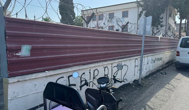 Adana’da İlkokula Sprey Boya Vandallığı