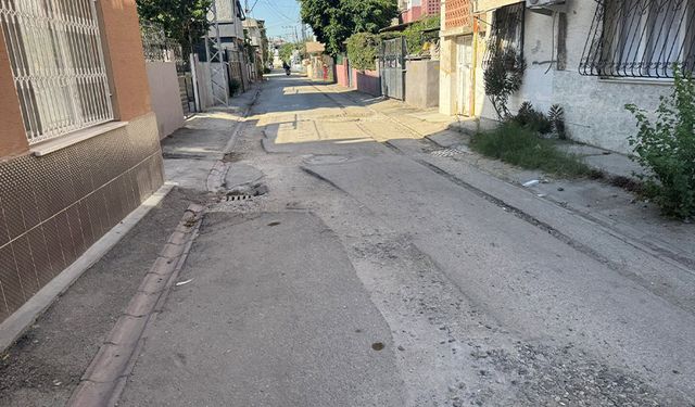 Asfalt Kazınmış, Rögar Kapağı Ortada: Akkapı’da Tehlike Saçan Yol