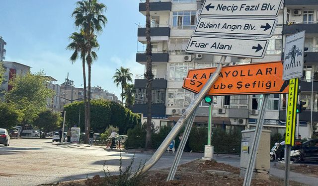 Adana’nın En İşlek Bulvarında Şok Manzara! Yamulan Levhalar Gündem Oldu