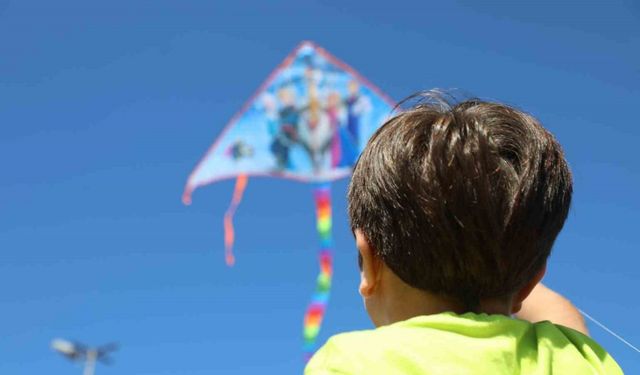 Çocuklar ve Aileler Uçurtmalarla Doyasıya Eğlendi