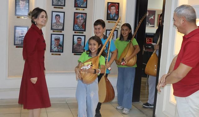 Feke’de Kursiyerler Kaymakam Yılmaz’a Bağlama Çaldı