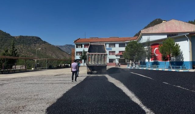 Feke’de Modern ve Konforlu Okul Bahçesi Öğrencileri Bekliyor