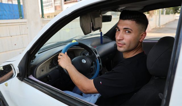 Adana’da Sıra Dışı Karşılama! Arabayı Balonlarla Süsledi, Pankart Astı