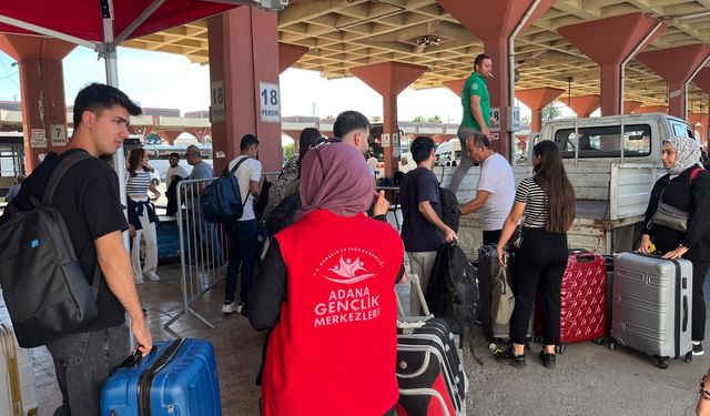 “Her Şey Gençlik İçin”: Adana’da KYK Öğrencileri Otogarda Karşılandı