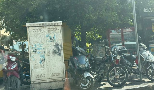 Yürümek İmkânsız Hale Geldi! Adana’da Kaldırımlar Motosiklet Otoparkı Oldu