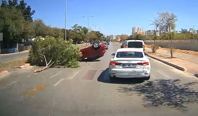 Adana’da Feci Kaza! Araç Refüjdeki Ağaca Çarptı ve Ters Döndü!