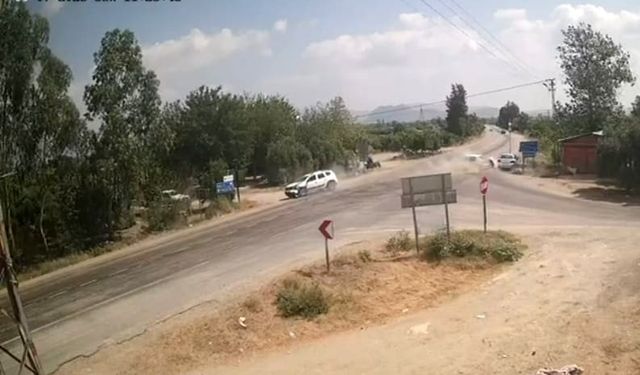 Kozan-Mansurlu Yolunda Feci Kaza: Çarpışma Anı Güvenlik Kamerasında