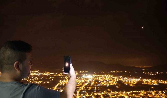 Kozan’da Eşsiz Görüntü: Kanlı Ay Kalesi’nden İzleniyor!