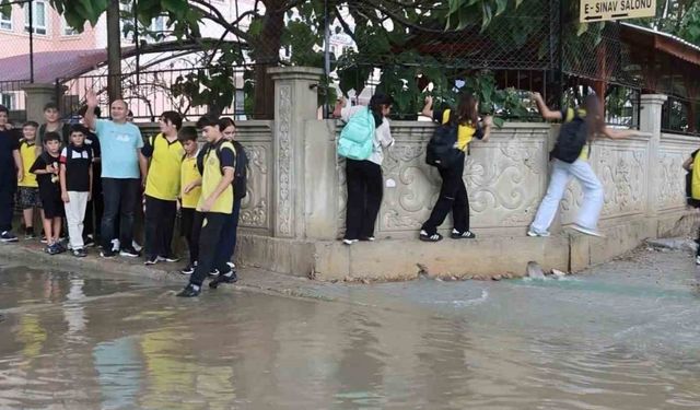 Kozan’da Fırtına ve Sağanak Şaşkına Çevirdi: Öğrenciler Duvarlardan Atladı!