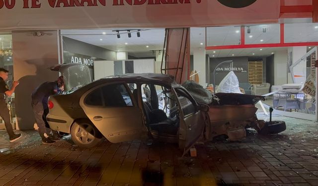 Mobilya Dükkanını Paramparça Etti: Kozan’da Otomobil Kazası