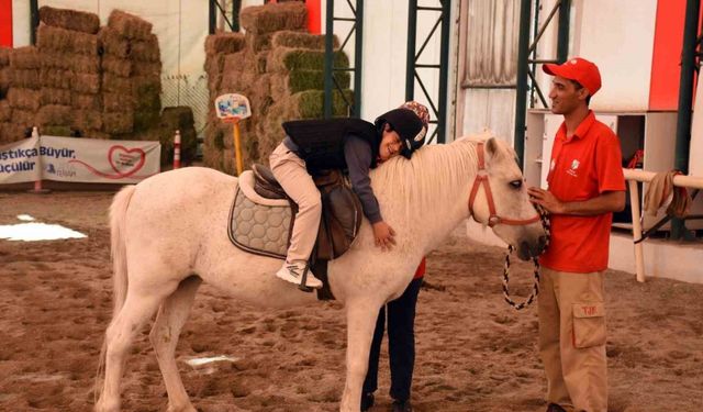 Öğrenciler Atlara Binip Hem Eğlendi Hem Terapi Aldı