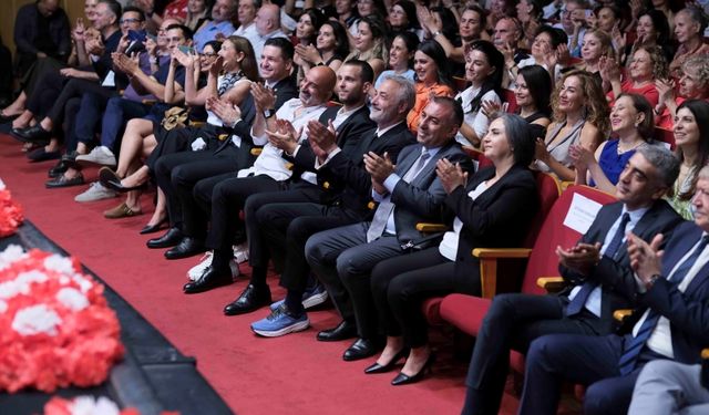 Mehmet Aslantuğ Doğum Gününde Ödülünü Aldı: “Zeydan Başkan’a Adıyorum”