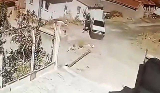 Seyir Halindeki Araçta Yılan Paniği: Sürücü Kendini Dışarı Attı