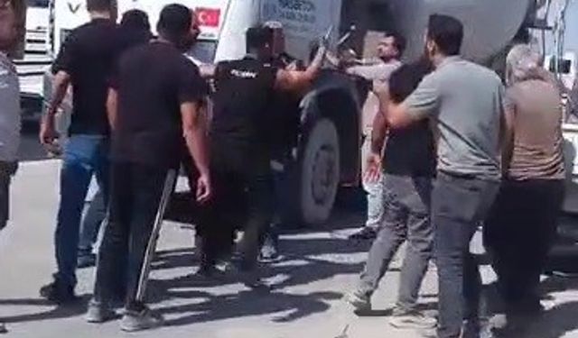 Sinirlenen Sürücü Kamyona Gözü Kara Yumruk Attı