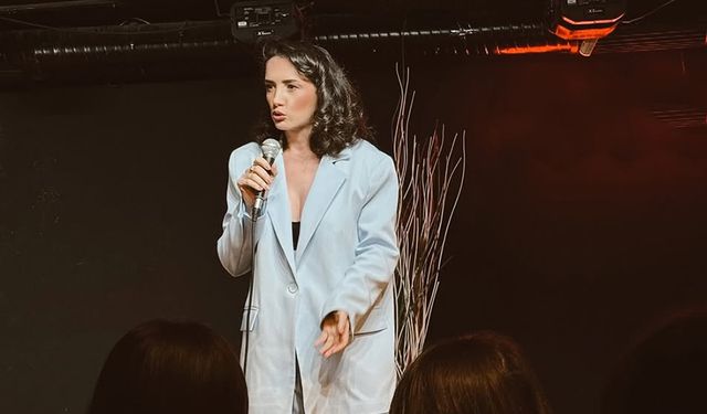 Stand-Up Tutkunları Dikkat: Kübra Sevimgin’in Tek Kişilik Gösterisi Adana’da