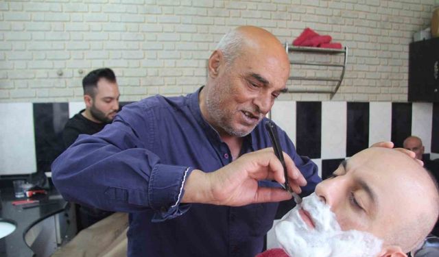 Usturası ve Makasıyla 50 Yıldır Mesleğini Sürdürüyor
