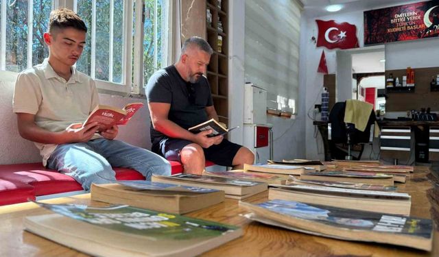 30 Yıllık Berberden Farklı Hamle: Tıraş Olurken Kitap Okuyun