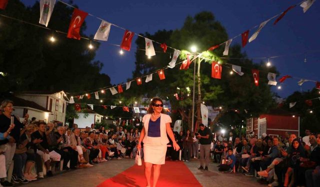 Bu Defilede Gençler Yoktu! 60+ Mankenler Sahneyi Ateşledi