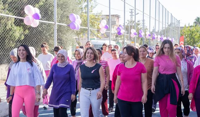 Pembe Kurdeleler Seyhan’da Buluştu: Meme Kanserine Karşı Anlamlı Yürüyüş