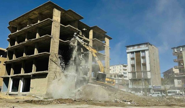 İskelet Halinde 23 Yıl Bekleyen Bina Sonunda Yıkıldı!