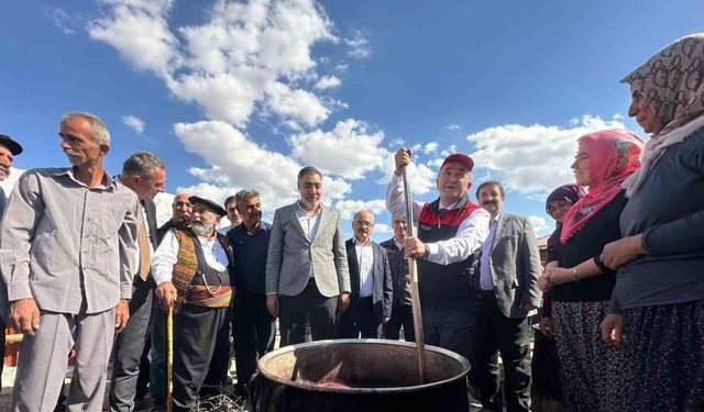 Kadın Üreticiler Küreği Kaptı, Vali Hatipoğlu Şaşkın Bakakaldı!