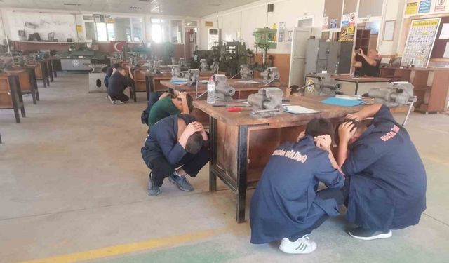 Kozan’da Alarm Çaldı! Öğrenciler Gerçeğini Aratmayan Tatbikatta Böyle Hazırlandı