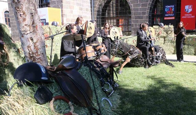 Kullanılmış Nallar Sanat Eserine Dönüştü: “Nal Senfonisi” Büyüledi!