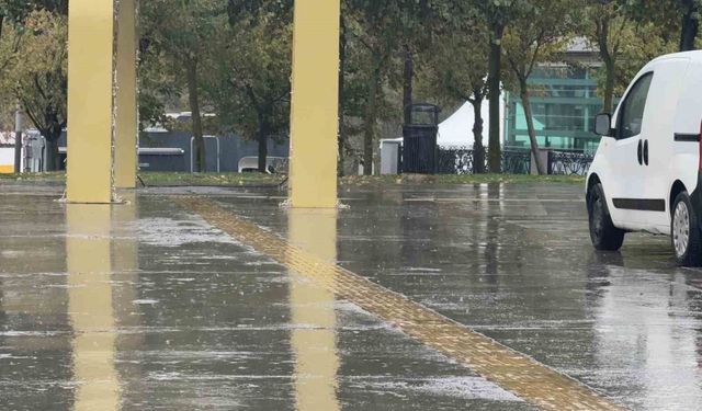 Yağmur Bir Anda Bastırdı: Sokakta Kalanlar Köprü Altlarına Sığındı