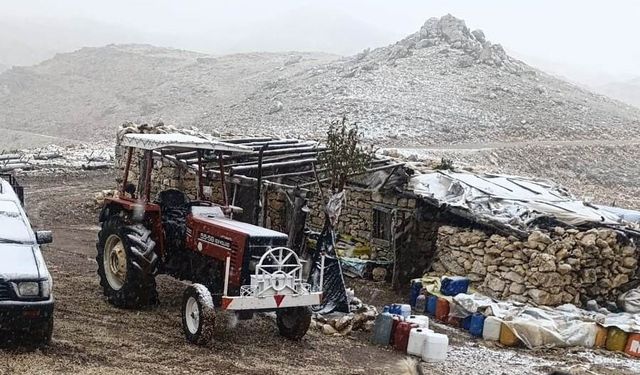 Yörükler Mevsimin İlk Karını Cep Telefonlarıyla Kaydetti: Beyaz Güzellik Ortaya Çıktı