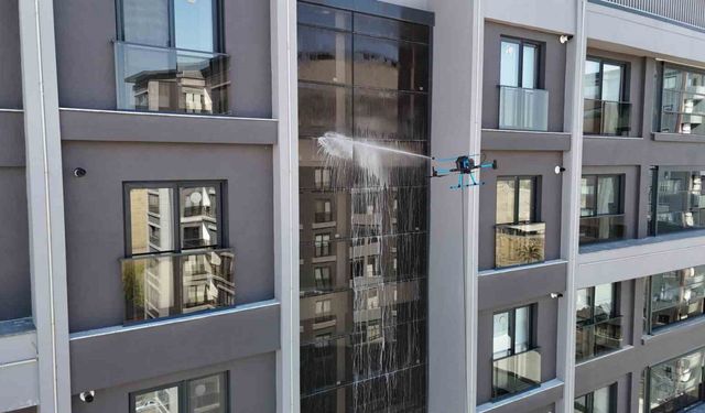 Adana’da Temizlikte Yeni Dönem: Dronlar Cam Silmeye Başladı!