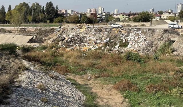 Adana’nın Ortasında Şok Görüntü! Sarıçam Deresi Moloz Dağına Döndü